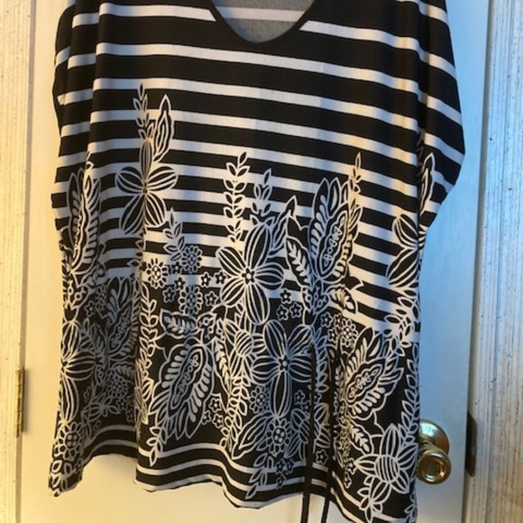 Black and white top - Picture 4 of 4